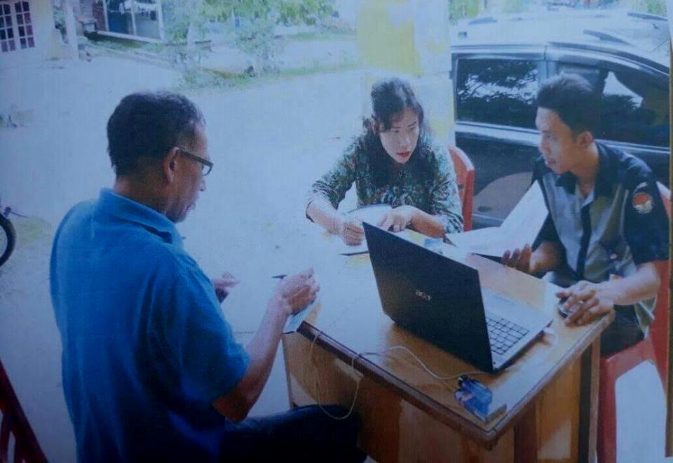 Dua staf Panwascam Siantar Sitalasari tengah melayani pendaftar untuk PPL.