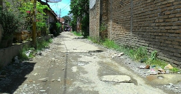 Salah satu badan jalan yang kondisinya rusak di kota Siantar. (isiantar/nda).
