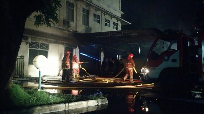Petugas Damkar Pemko Siantar tengah berupaya memadamkan api kebakaran di gedung farmasi RS Horas Insani, Jalan Medan, Kamis (18/7/2019) sekitar Pukul 02.00. (isiantar/nda).