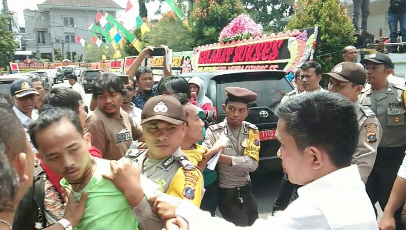 Sejumlah mahasiswa ditangkap saat berunjukrasa di depan gedung DPRD Siantar, Senin (2/9/2019).