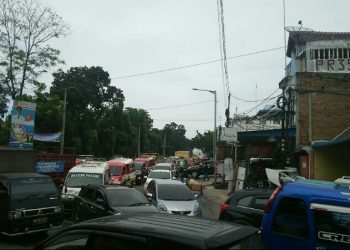Kemacetan di Jalan S Parman dan Jalan Sangnaualuh, Kamis (19/12) pagi. (isiantar/nda).