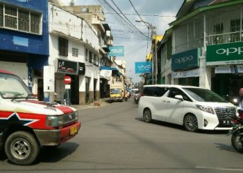 Sebuah kendaraan pribadi tampak keluar dari Jalan Cipto dan langsung masuk ke Jalan Diponegoro, Selasa (14/1) siang. (isiantar/nda).