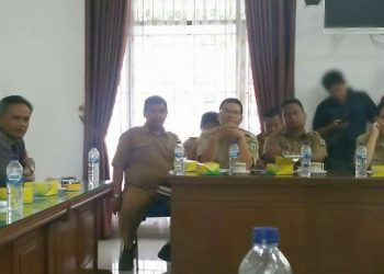 Frengky Boy Saragih (kiri) menghadap barisan pejabat Dinas PUPR yang menghadiri rapat dengan Komisi III, Senin (20/1) siang. (isiantar/nda).