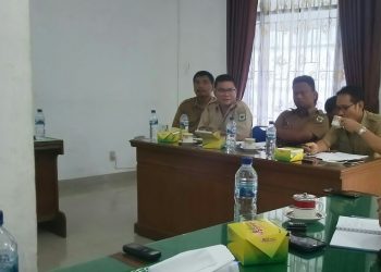 Kadis PUPR Kota Siantar Reinward Simanjuntak didampingi pejabat bawahannya saat rapat dengan Komisi III DPRD Siantar, Senin (20/1/2020) siang. (isiantar/nda).