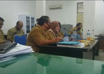 Kepala BPKD Kota Siantar, Masni, berada di tengah barisan depan saat mengikuti rapat dengan Komisi II DPRD Siantar, Selasa (8/9/2020). (isiantar/nda).