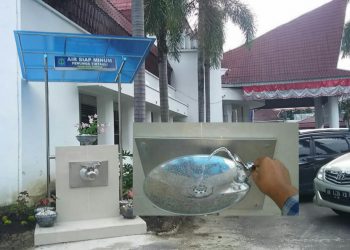 Stan air siap minum dengan kanopi biru tampak berdiri di halaman kantor BKD, kompleks Balai Kota, Rabu (16/12/2020). (isiantar/nda).