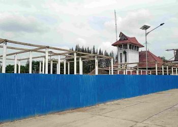 Pagar seng bercat biru tampak menutupi sebagian kompleks Terminal Tanjung Pinggir yang menjadi lokasi pengerjaan proyek, Selasa (9/2) siang. (isiantar/nda).