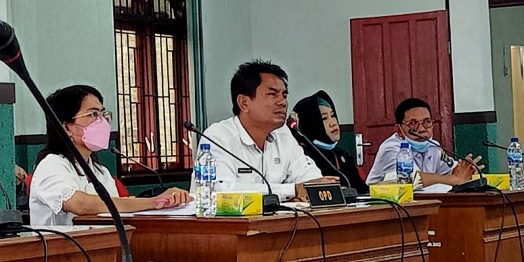 Kepala Dinas Sosial, Pariaman Silaen, saat mengikuti rapat pembahasan Raperda P-APBD TA 2021 dengan Komisi I DPRD Siantar, Rabu (22/9). (isiantar/nda).