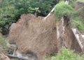 Pipa distribusi milik Perumda Tirtauli tampak patah akibat longsor di Panei Tongah, Senin (15/11).