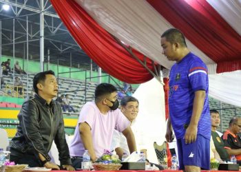 Hefriansyah dan Bobby Nasution sedang menyaksikan pertandingan sepakbola antar Pemda, di Stadion Teladan, Medan, Sabtu (11/12/2021).