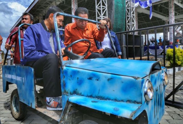 Bupati dan Sekda menaiki mobil mini kreasi Kartolo Purba