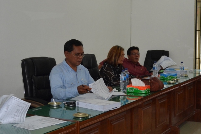 Frans Herbert Siahaan mengenakan kemeja biru