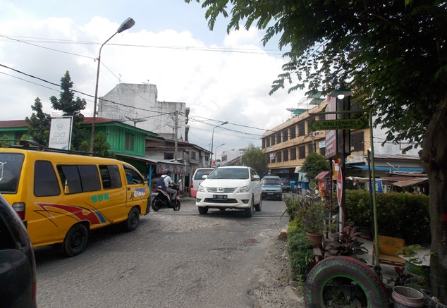 Jalan Cokro kawasan lintasan rel Kereta Api