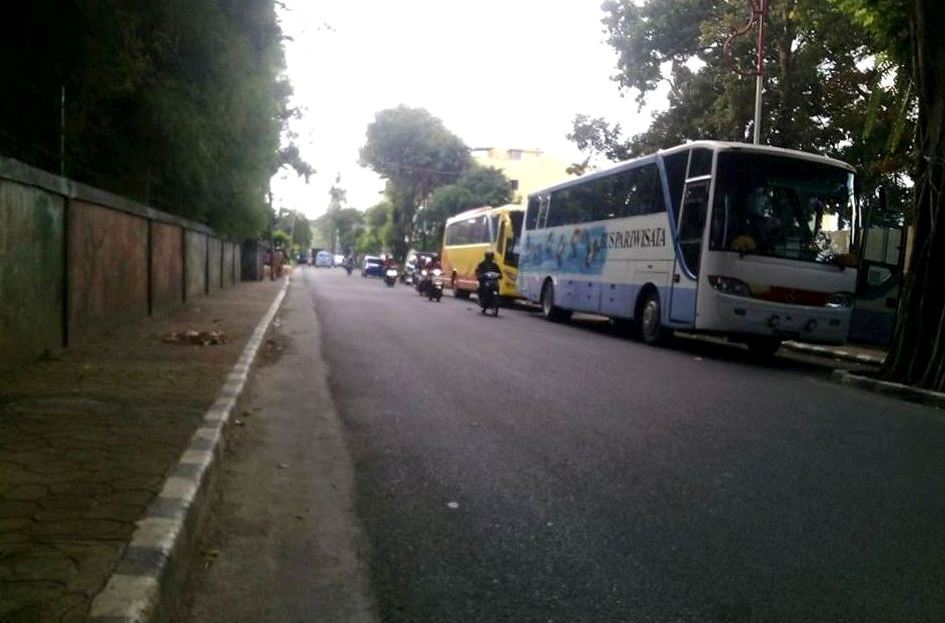Bus Pariwisata parkir di badan jalan MH Sitorus