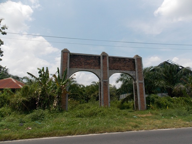Gerbang masuk GOR Rajamin Purba, di Jalan Asahan KM VII