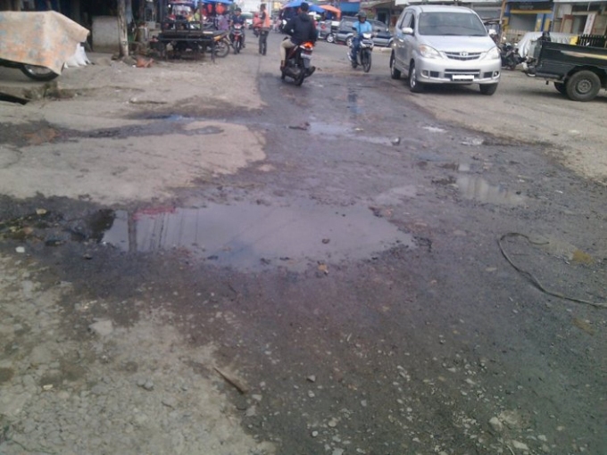 Limbah Pajak Ikan Pasar Dwikora Pematangsiantar menggenangi badan Jalan Patuan Nagari