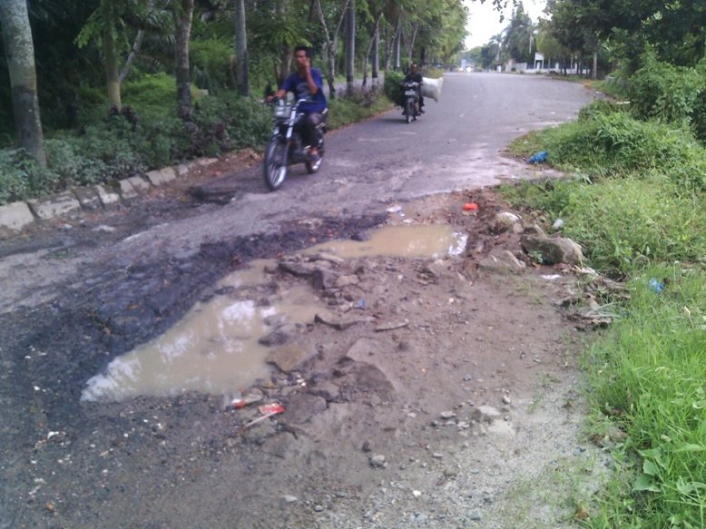 Seorang pengendara melintas dari badan Jalan AMD Tanjung Pinggir