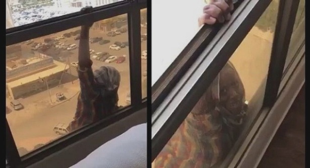 Gambar dari video pembantu yang tergantung di jendela lantai tujuh sebelum terjatuh