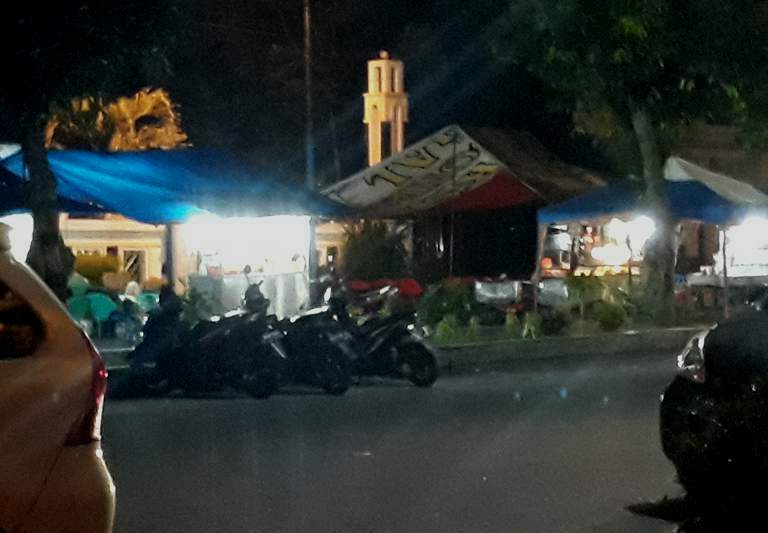 Lapak-lapak pedagang dan kendaraan tampak parkir di badan depan kantor Satpol PP.