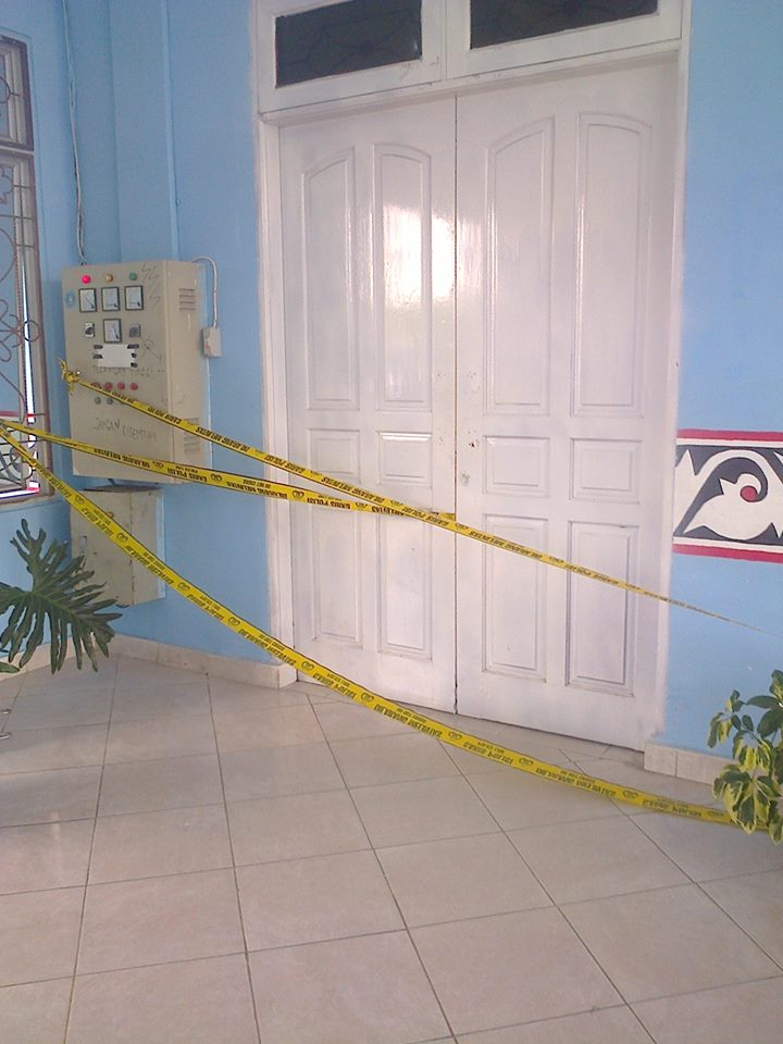 Ruangan Sekretaris Dinkes Simalungun, Lukman Damanik, telah diberi garis polisi.