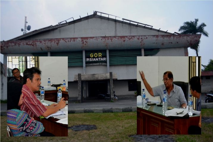 (Kiri) Adiaksa Purba, (Kanan) Kennedy Parapat, dilatari foto GOR Siantar yang sudah mengalami kerusakan berat.