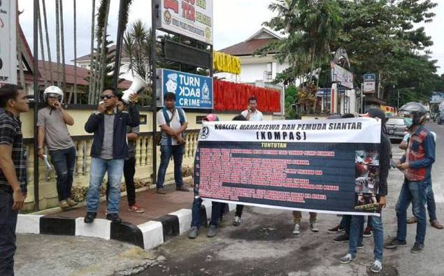 Massa Kompas menggelar unjukrasa di depan Mapolres Siantar.