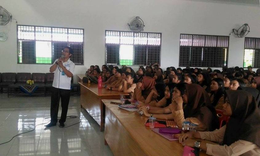 Direktur Ekklesia Private English Course saat melakukan sosialisasi di salah satu SMK di Kota Siantar.