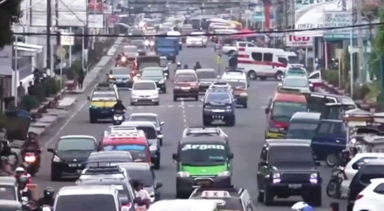 Suasana lalu lintas di Jalan Sutomo saat jam kerja.
