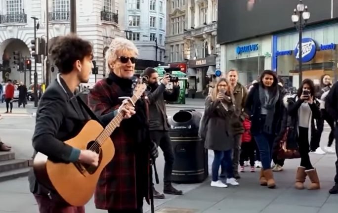 Rod stewart bernyanyi bersama pengamen di Kota London. (Sumber: Youtube)