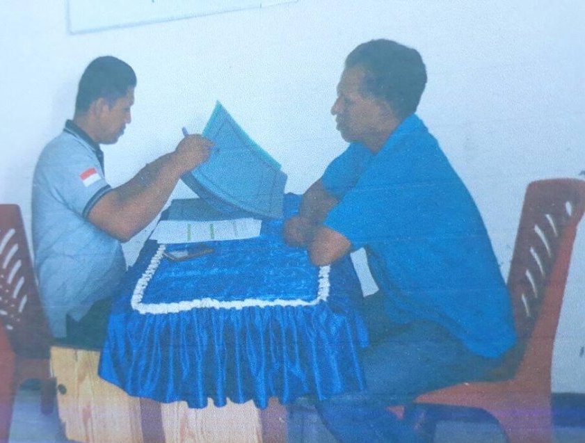 Ketua Panwascam Sitalasari, Yusnan, saat mewawancarai salah seorang peserta seleksi PPL beberapa waktu lalu.