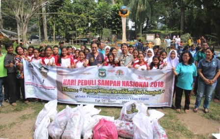 Foto bersama para pelajar Togar Sitorus dan Reinward Simanjutak pada peringatan HPSN di Taman Bunga. (Sumber: Dok Pemko)