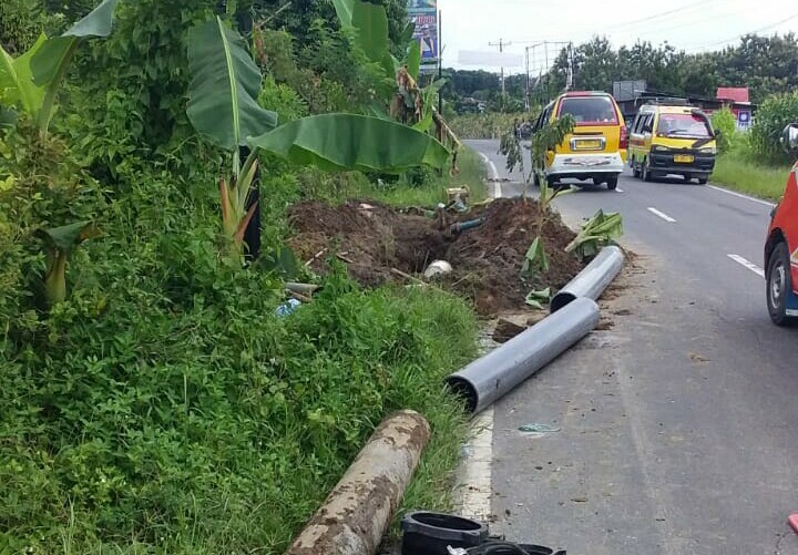 Perbaikan Pipa milik PDAM Tirtauli di Jalan Saribudolok, Dusun Gurgur, Kecamatan Panei, Rabu (14/11/2018).