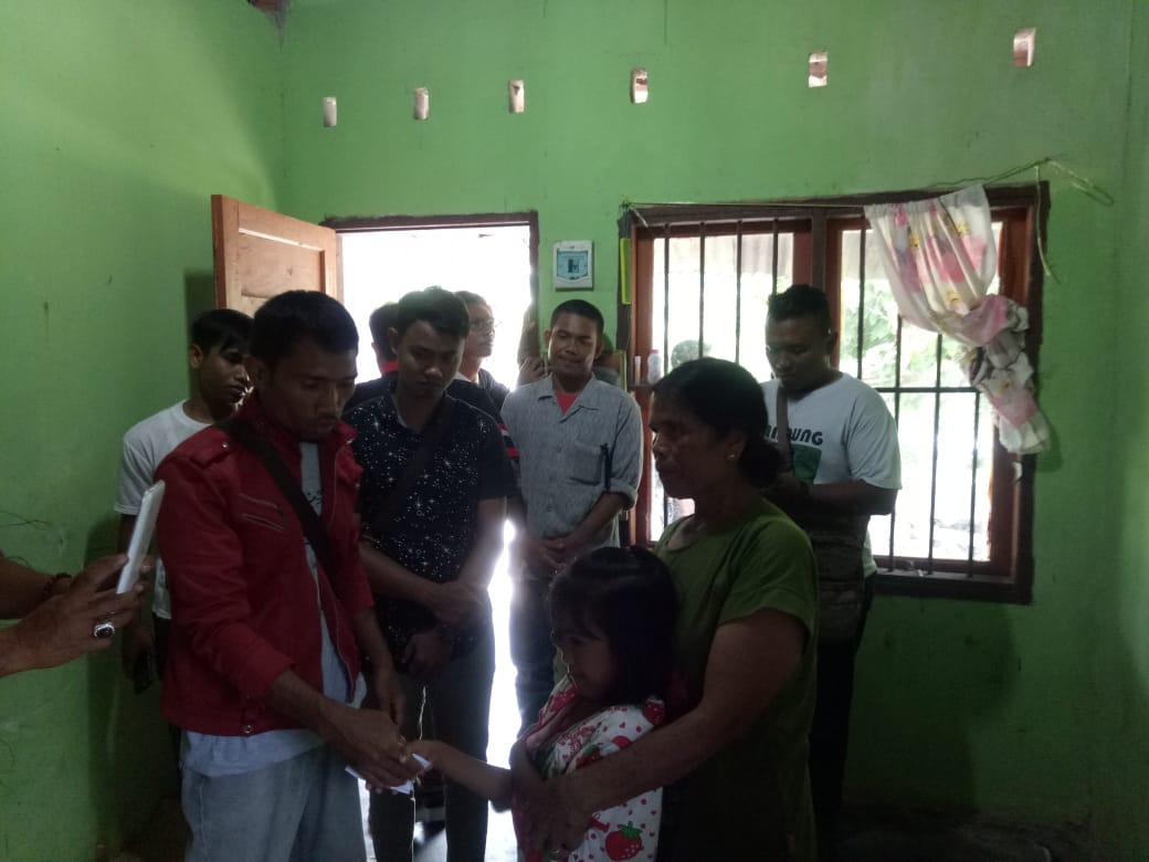 Astika menerima langsung tali asih natal dari rombongan wartawan.
