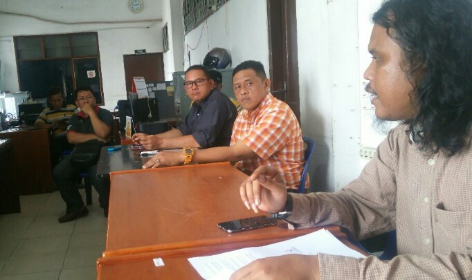 Penasihat Hukum PD Pasar, Parluhutan Prima Banjarnahor (paling kanan), sedang menyampaikan konferensi pers didampingi jajaran direksi, Minggu (3/3). (isiantar/nda).