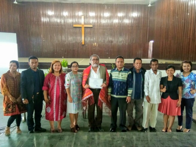 Ketum Komnas PA Arist Merdeka Sirait foto bersama dengan Pengurus UHKBPNP dan Panitia Seminar Perlindungan Anak, Rabu (24/4/2019).