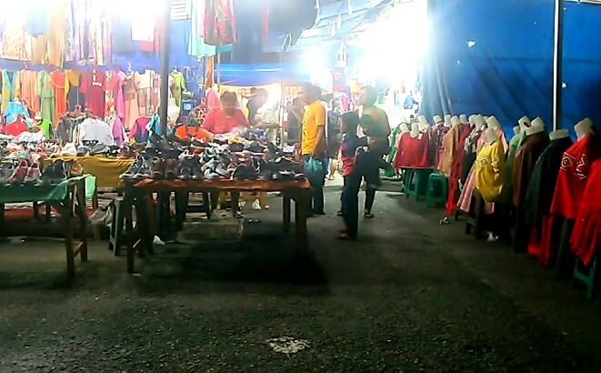 Suasana bazar di kompleks GOR, tampak seorang pemilik lapak sedang menjajakan dagangannya, Rabu (22/5/2019).