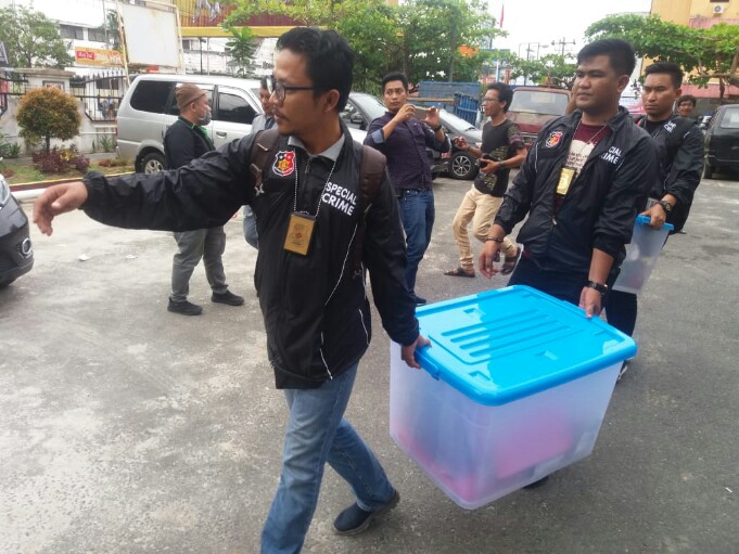 Personil Unit Tipikor Poldasu tampak membawa dokumen hasil penggeledahan terhadap kantor BPKD Siantar, Jumat (19/7/2019).