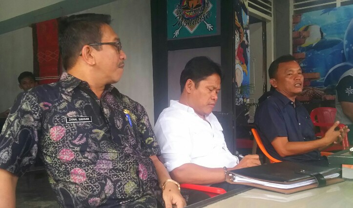 Kusdianto duduk di tengah diapit oleh Zainal Siahaan (mengenakan batik) dan Hamam Soleh (kemeja biru) saat temu ramah dengan wartawan di Cafe Monalisa, Jumat (27/9/2019). (isiantar/nda).