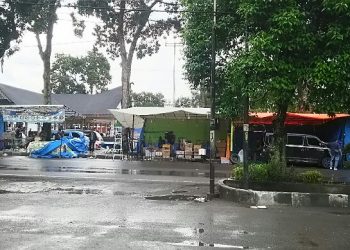 Para pedagang bazar di sekitar Lapangan Adam Malik terlihat mulai mengosongkan lapaknya, Kamis (7/11). (isiantar/nda).