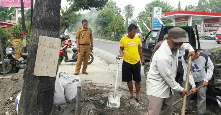 Camat Siantar Timur Robert Sitanggang mengawal langsung proses pembersihan kawasan trotoar dan bahu jalan pada awal September lalu.