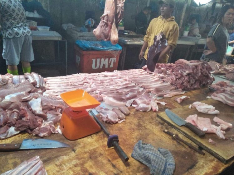 Salah satu kios penjual daging babi di kota Siantar yang turut mengalami penurunan omset secara drastis sejak kabar virus hog cholera menjangkiti ternak babi di sejumlah daerah di Sumut.