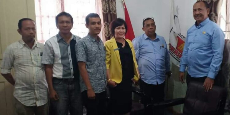 Ketua LBH Pematangsiantar foto bersama dengan Pengurus Fraksi Partai Gerindra DPRD Siantar, Jumat (8/11/2019).