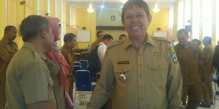 Wakil Walikota, Togar Sitorus, saat akan keluar dari Gedung Harungguan usai mengikuti sidang paripurna, Selasa (12/11/2019). (isiantar/nda).