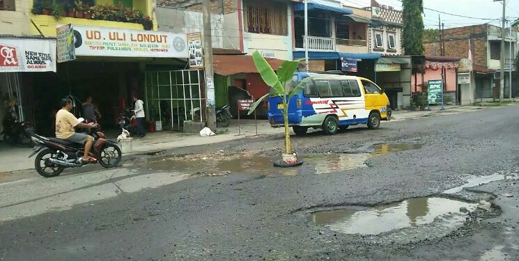 Salah satu pohon pisang yang ditanam warga di badan Jalan Pdt Justin Sihombing, Senin (25/11). (isiantar/nda).