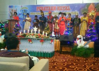 Anak-anak pegawai PDAM Tirtauli saat membawakan liturgi ragam bahasa dalam perayaan natal PDAM Tirtauli, di Sapadia Hotel, Kamis (5/12/2019). (isiantar/nda).