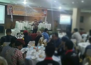 Komisioner KPU Siantar Gina Ruth Fefiliana Ginting saat menyampaikan materi dalam Sosialisasi Tahapan, Program dan Jadwal Penyelenggaraan Pilkada Tahun 2020, di Sapadia Hotel, Senin (8/12/2019) siang. (isiantar/nda).