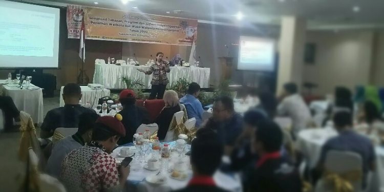 Komisioner KPU Siantar Gina Ruth Fefiliana Ginting saat menyampaikan materi dalam Sosialisasi Tahapan, Program dan Jadwal Penyelenggaraan Pilkada Tahun 2020, di Sapadia Hotel, Senin (8/12/2019) siang. (isiantar/nda).