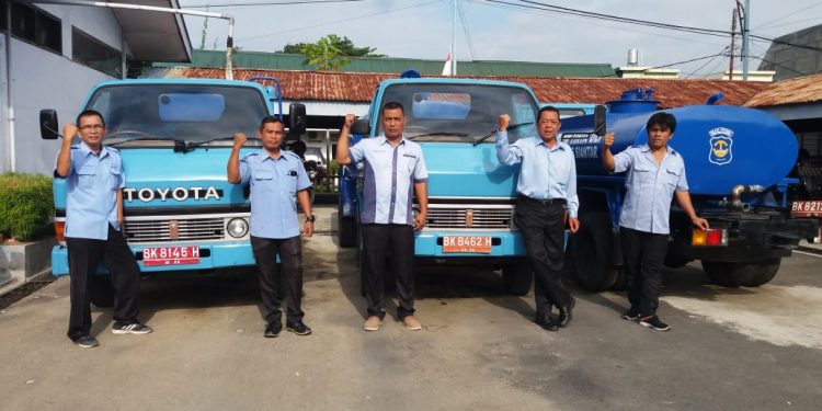Petugas layanan mobil tangki gratis PDAM Tirtauli yang selalu sigap beroperasi di setiap terjadi gangguan layanan, berpose di depan armadanya masing-masing, Senin (23/12) pagi.