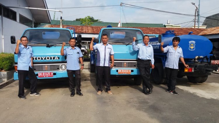Petugas layanan mobil tangki gratis PDAM Tirtauli yang selalu sigap beroperasi di setiap terjadi gangguan layanan, berpose di depan armadanya masing-masing, Senin (23/12) pagi.