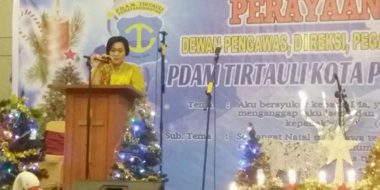 Direktur Umum PDAM Tirtauli Berliana Napitu saat menyampaikan kata sambutan direksi dalam Perayaan Natal PDAM Tirtauli, Kamis (5/12/2019) di Sapadia Hotel.